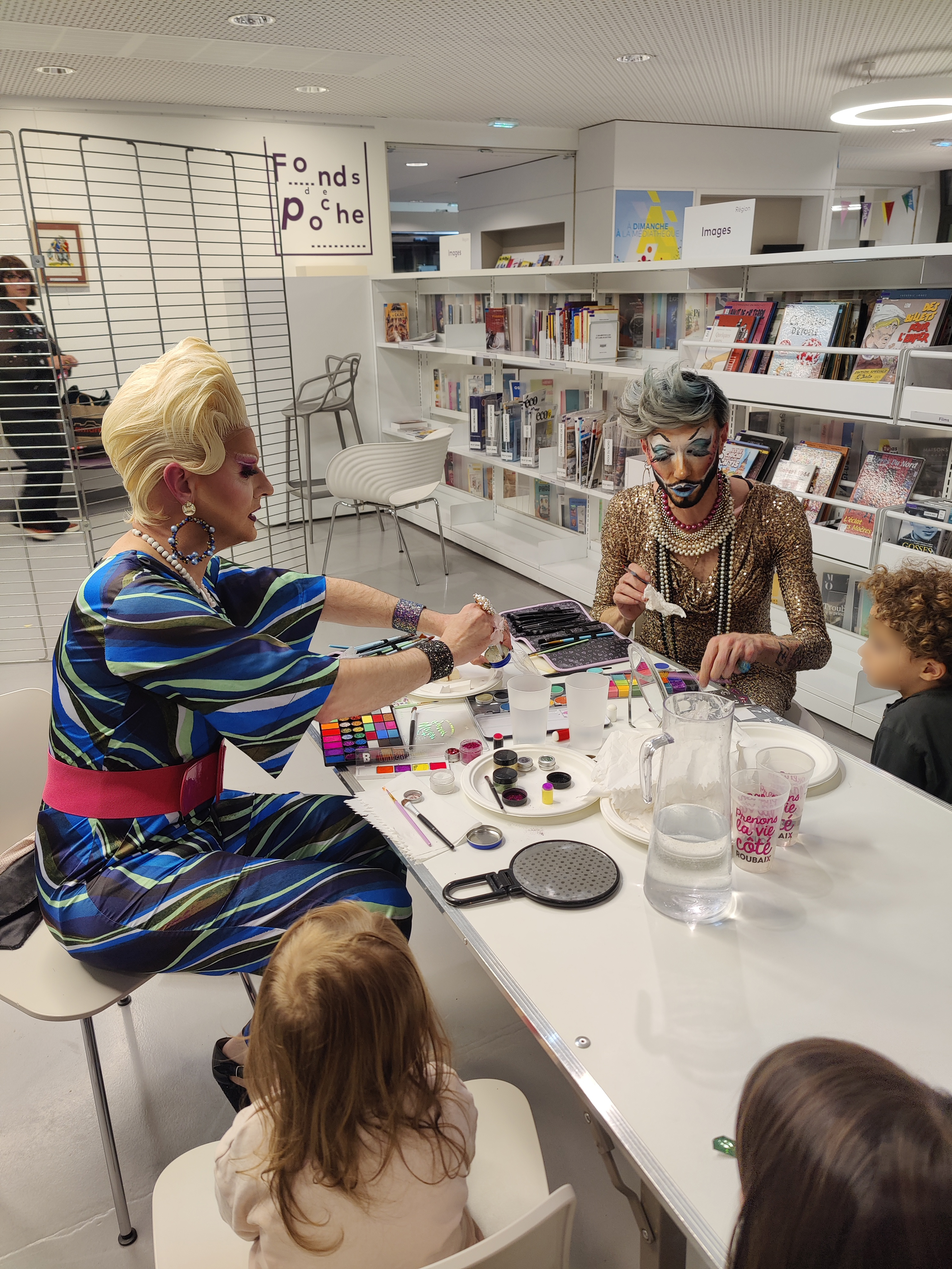 Jessica Triss et Tata Foxie animent un atelier maquillage avec des enfants dans la médiathèque de Roubaix