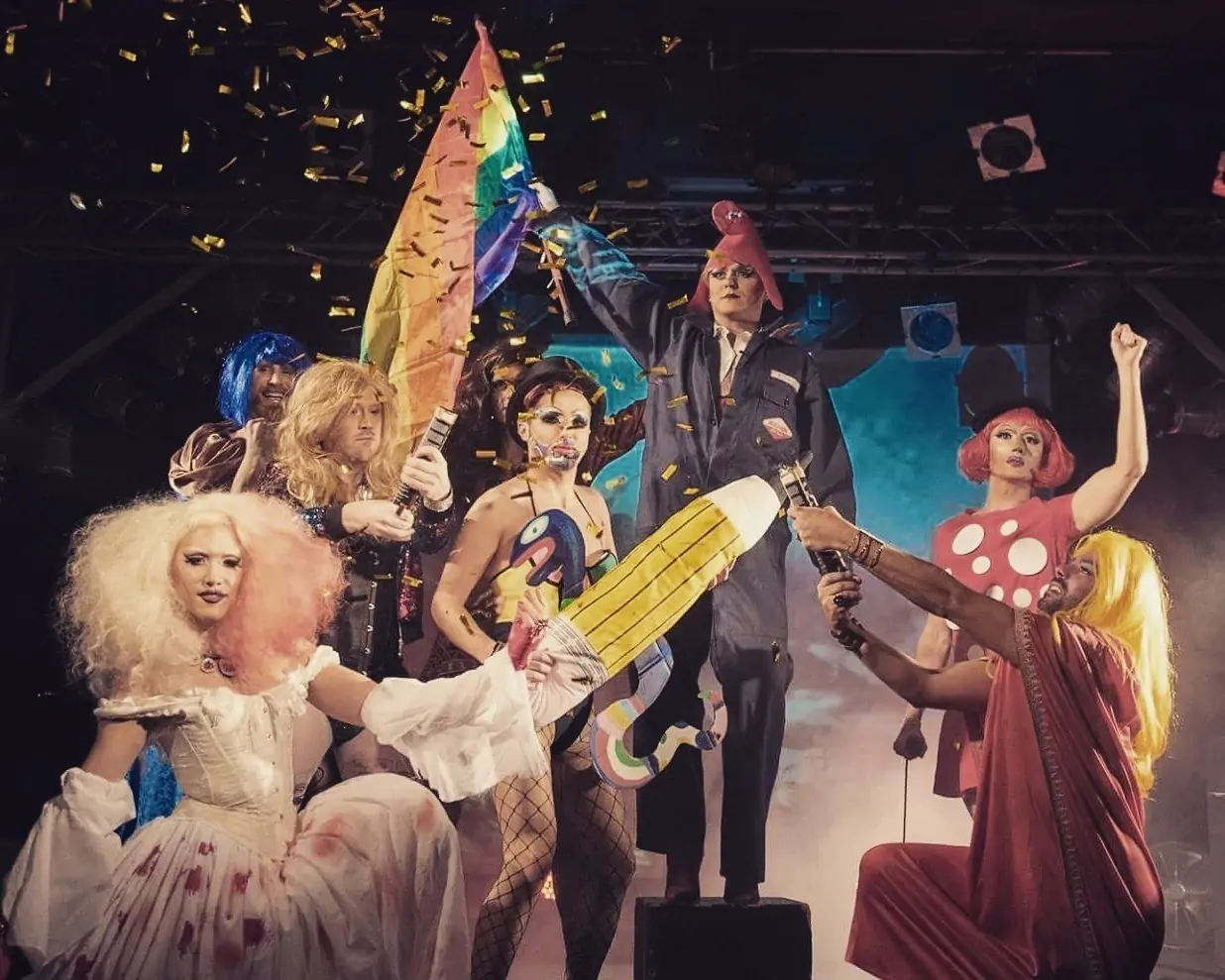 Troupe des Paillettes assemblées sur la scène du point Éphémère reprenant la disposition de la Liberté guidant le peuple d'Eugène Delacroix