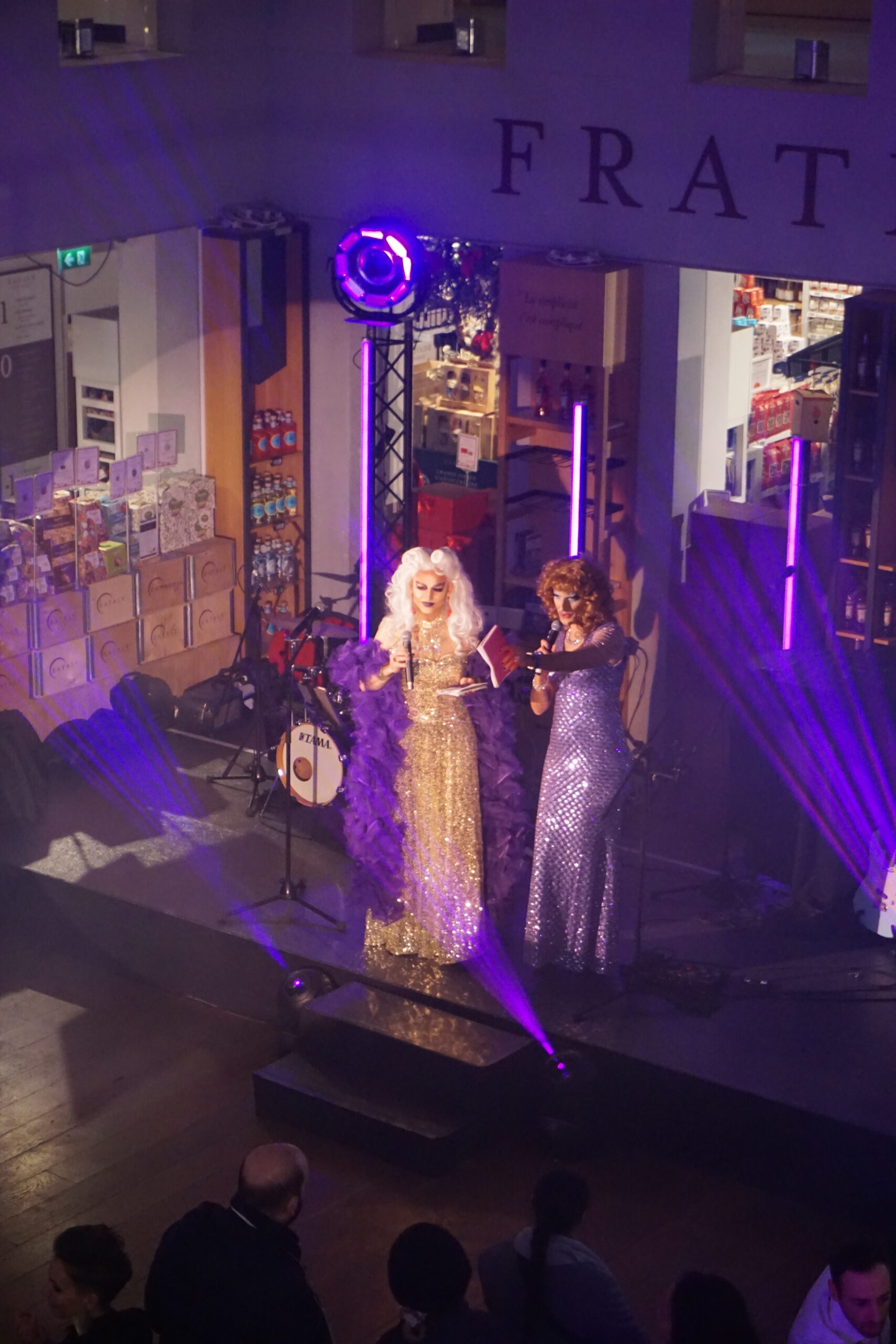Jessica Triss et La Déliche, drag queens des Paillettes, animent la scène à Eataly Paris devant un public