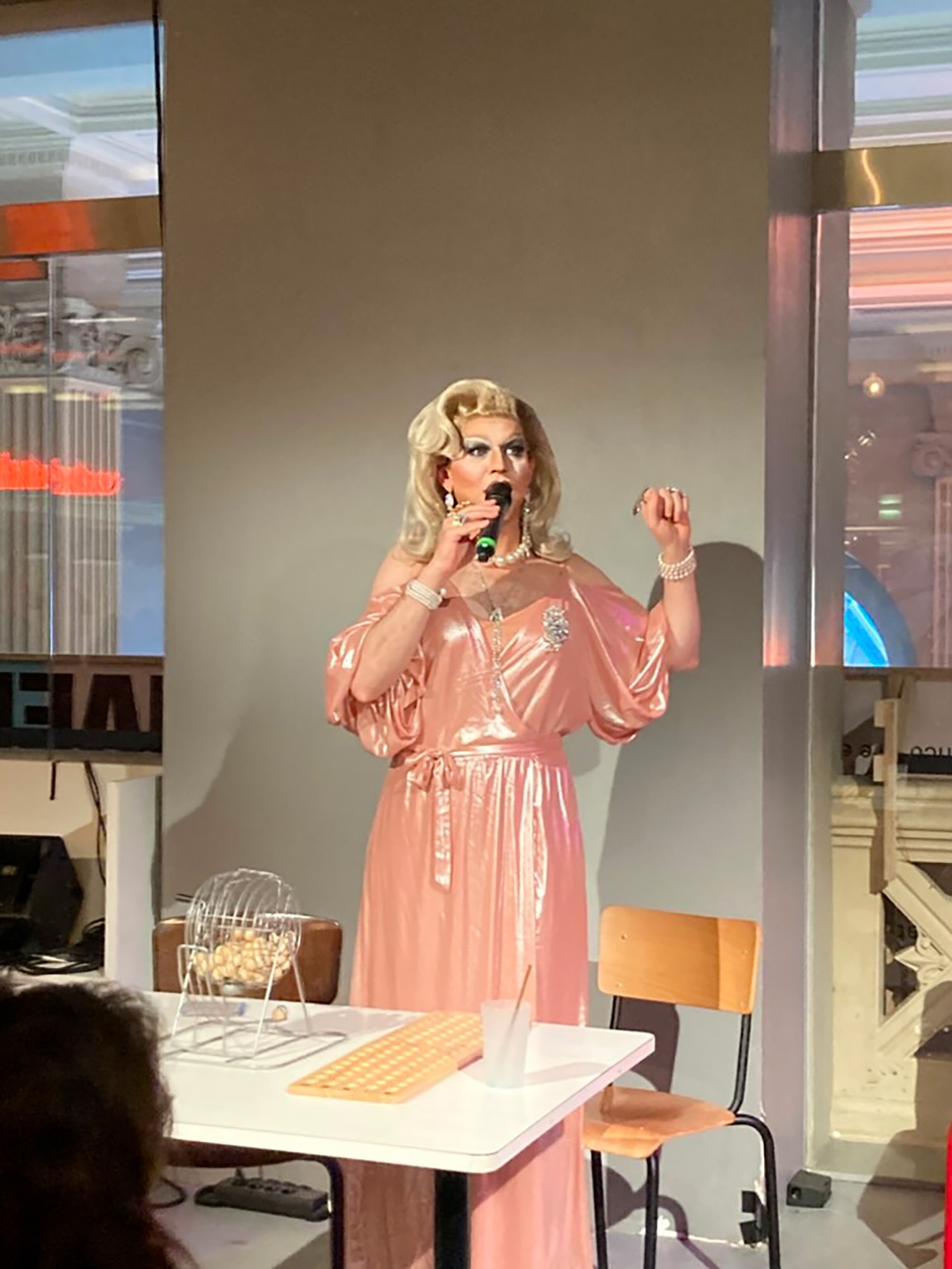 Jessica Triss parle au micro lors d'une partie de Bingo à la Gaîté Lyrique