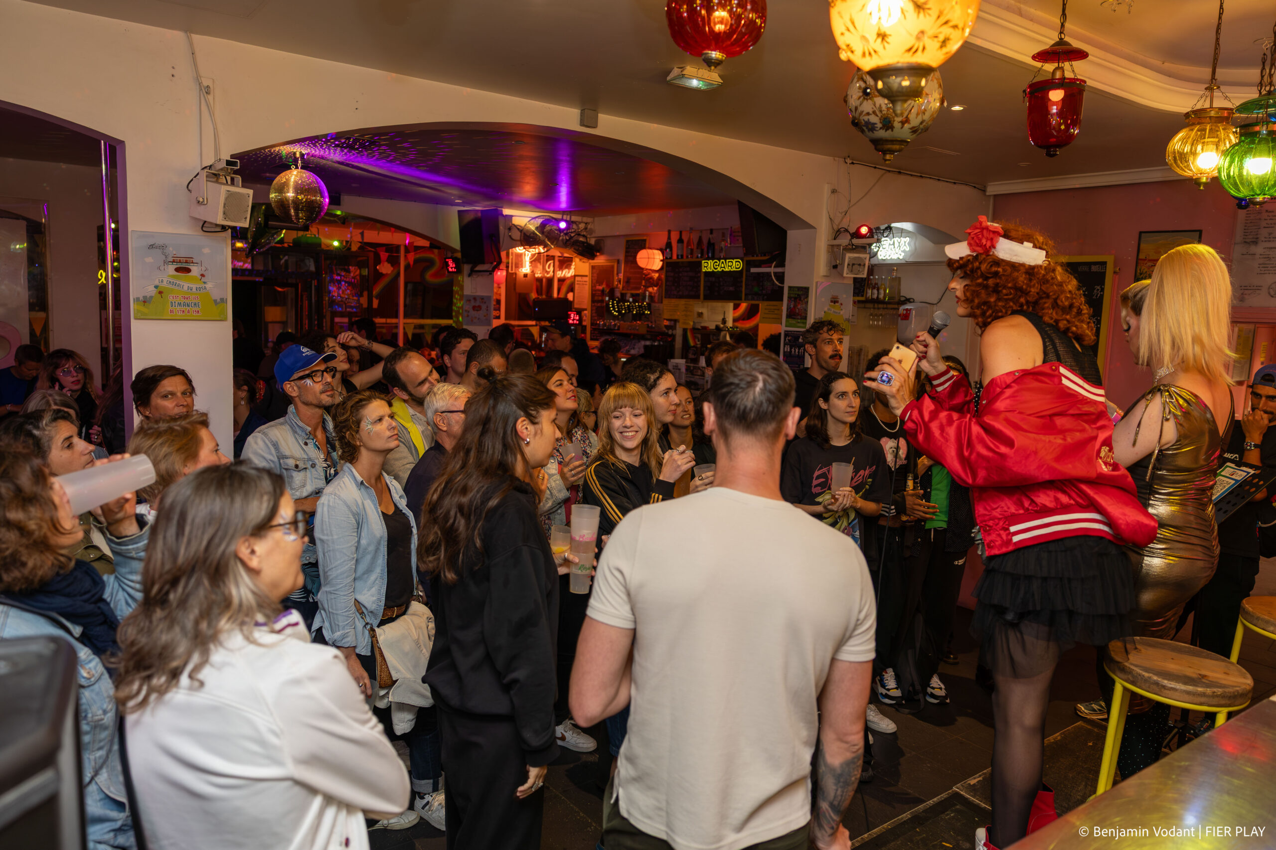 Public enthousiaste lors d’un événement drag Les Paillettes