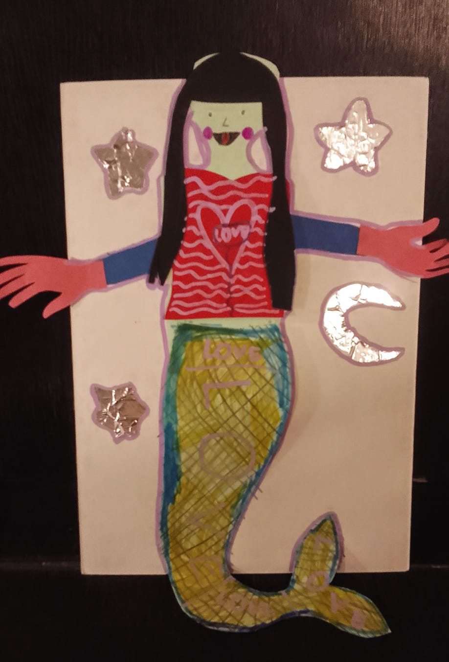 Dessin de sirène colorée avec décor étoilé, réalisé lors d’un atelier d’enfants