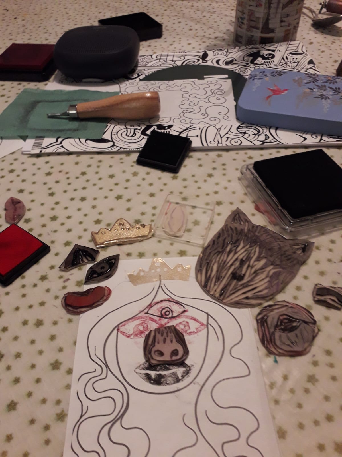 Matériel de gravure et tampons artistiques sur table