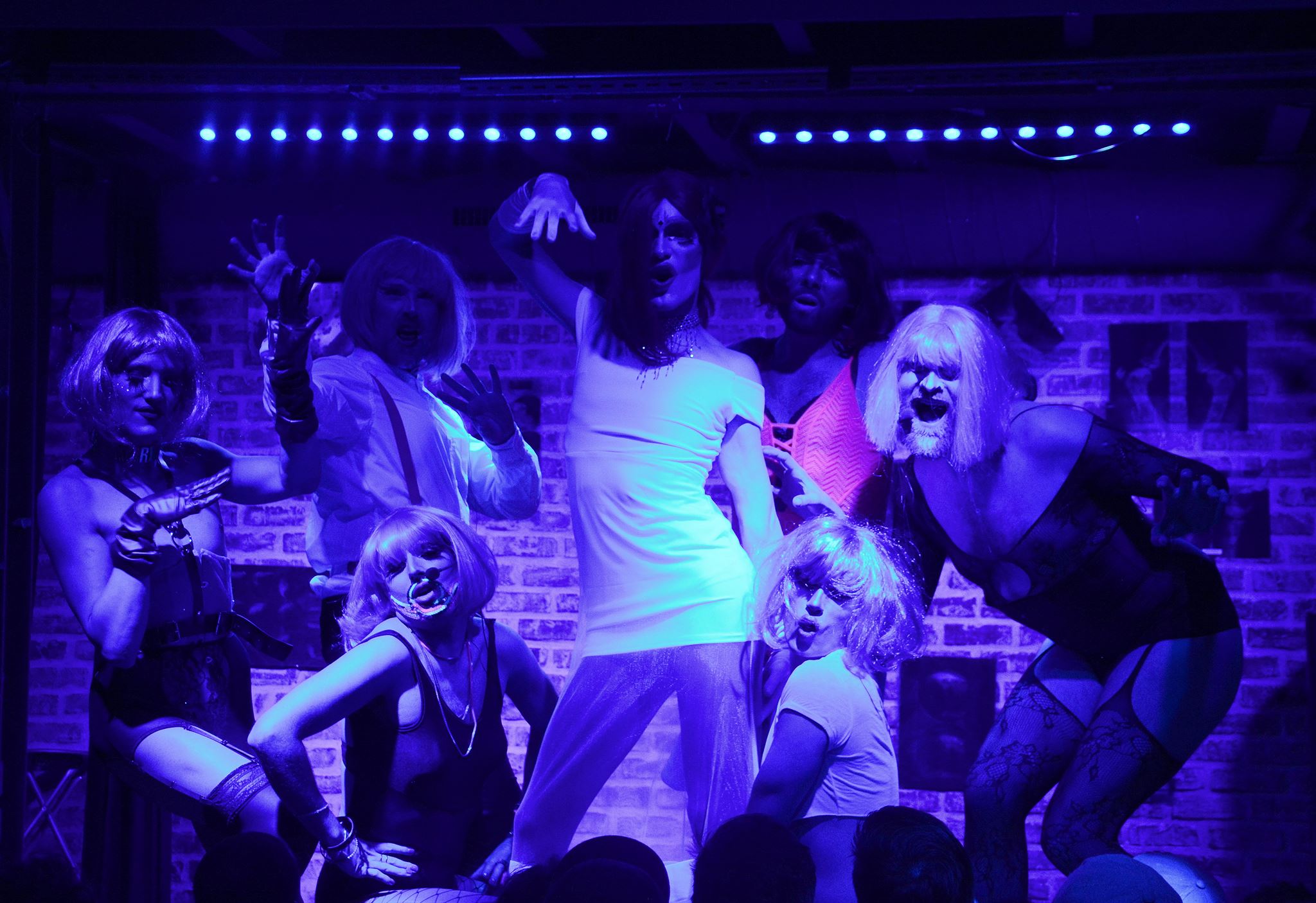 Performance drag du collectif Les Paillettes à Paris, ambiance cabaret sous lumière violette