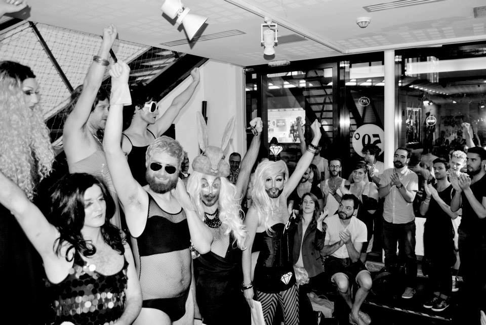 Troupe drag sur scène acclamée par le public, photo noir et blanc