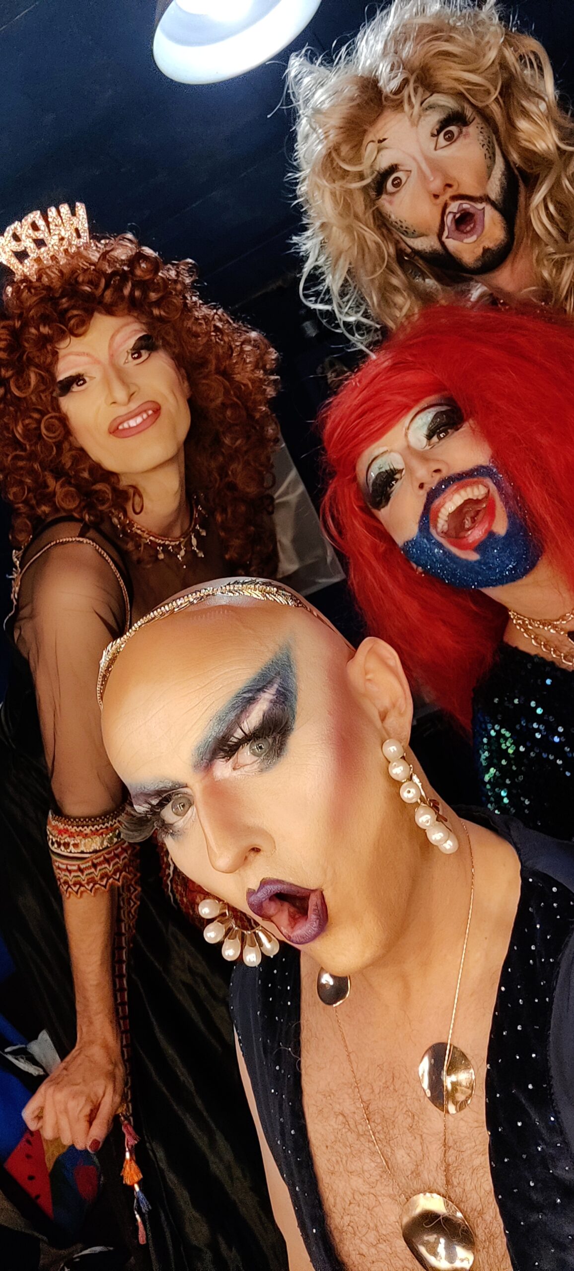 Les Paillettes en loge avant le show, maquillages et perruques colorées