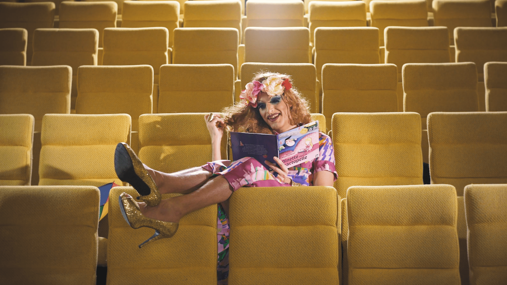 La Déliche, Drag queen des Paillettes lisant une histoire moderne et inclusive à un jeune public