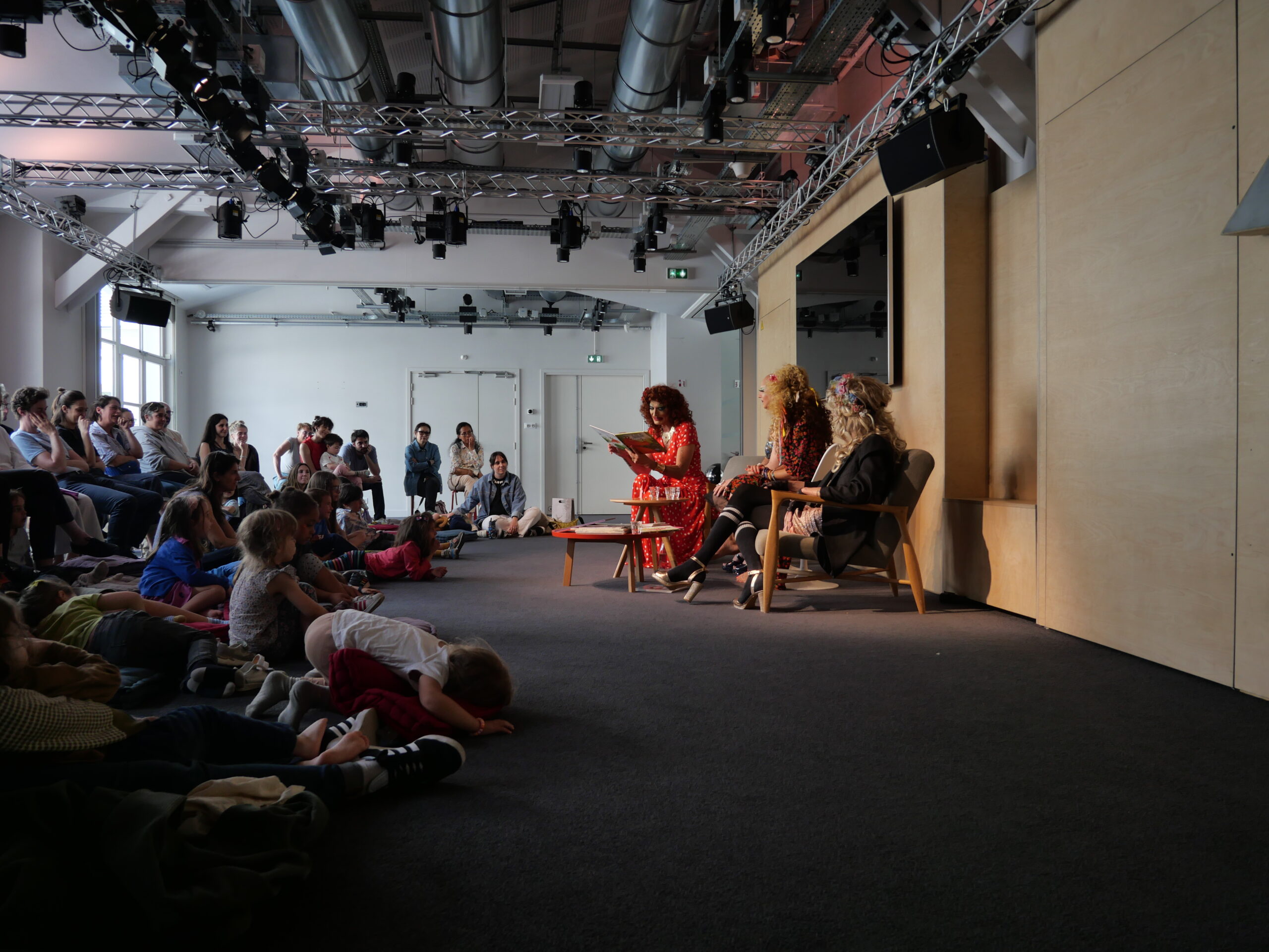 Lecture de contes drag organisée par la MAIF