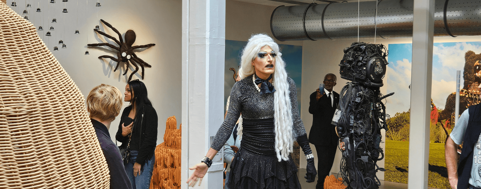 Visite artistique drag MAIF Chaosmos avec La Déliche